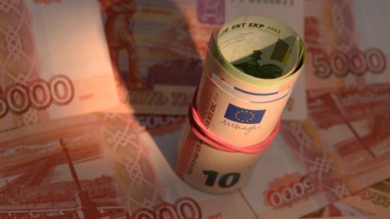Курс евро опустился ниже 64 рублей впервые за полтора года