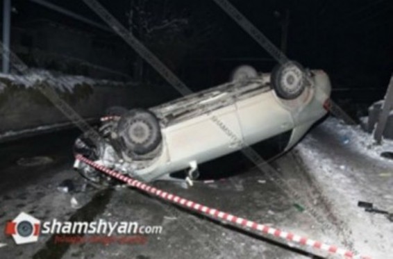 Երևանում Nissan Tida մակնիշի մեքենան շրջվել է