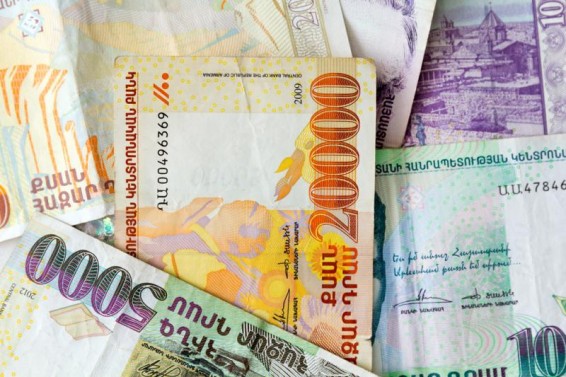 Դոլարը շարունակում է էժանանալ, իսկ եվրոն նվազել է 500 դրամից