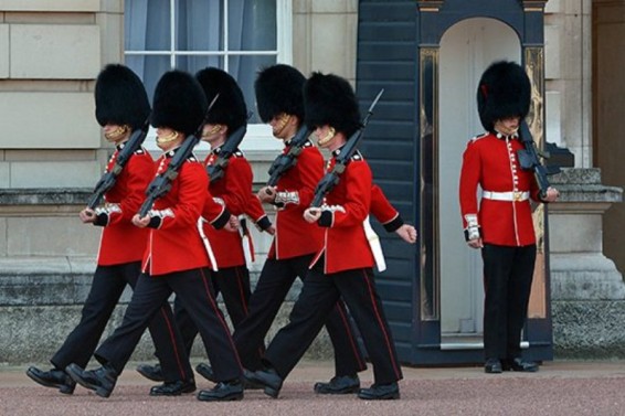 Բուքինգհեմյան պալատի նախկին գվարդիականներից մեկը մի անգամ քիչ է մնացել կրակի թագուհուն
