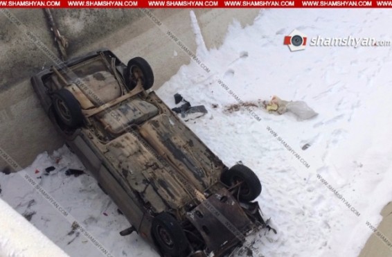 Photo. Կոտայքում մեքենան ընկել է ջրանցքը