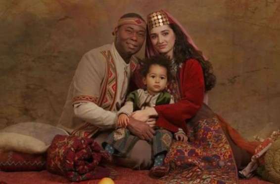 Հայկական տարազով սևամորթ երիտասարդի ընտանիքի լուսանկարի մասին գրառում կատարած ուսուցիչը չի ազատվի աշխատանքից. դպրոցի տնօրեն