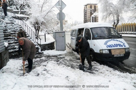 Շարունակվում են մայթերի, բակերի, անցումների ձնամաքրման և աղ ու ավազի խառնուրդով մշակման աշխատանքները