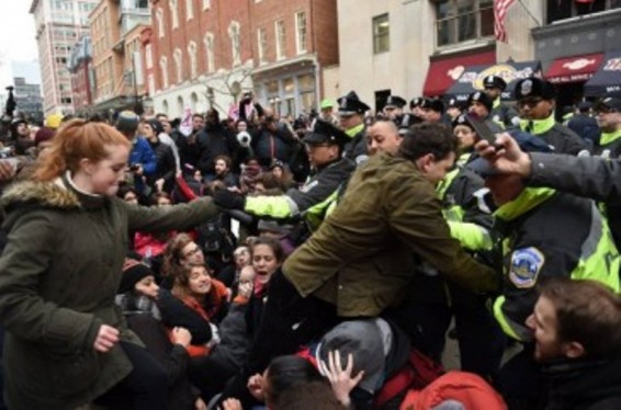 Վաշինգտոնում ցուցարարները կոտրել են McDonalds-ի և Bank of America-ի ցուցափեղկերը