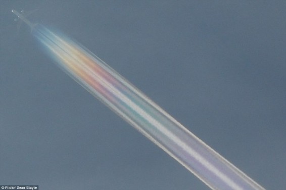 Photo. Ճապոնացին լուսանկարել է ինքնաթիռի հետևից ձգվող «ծիածանը»