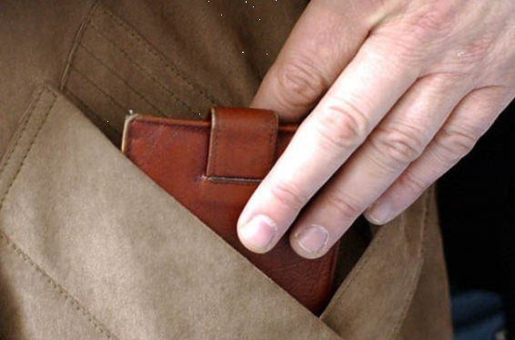 Երևանում գրպանահատը ավտոբուսում գողացել է ուղևորուհիների դրամապանակները