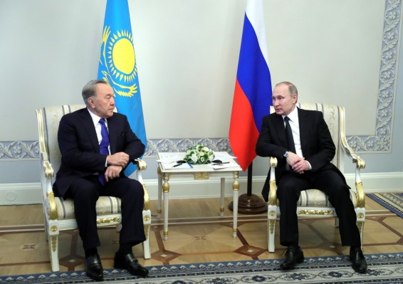 Путин поблагодарил Назарбаева за вклад в организацию переговоров по Сирии
