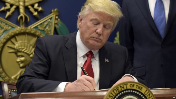 Трамп подписал указ о сокращении федерального регулирования в сфере бизнеса