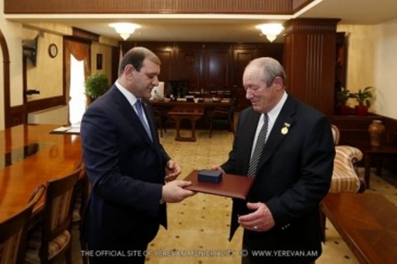 Ֆուտբոլիստ, ԽՍՀՄ սպորտի վարպետ Նիկոլայ Ղազարյանը պարգևատրվել է Երևանի քաղաքապետի ոսկե մեդալով