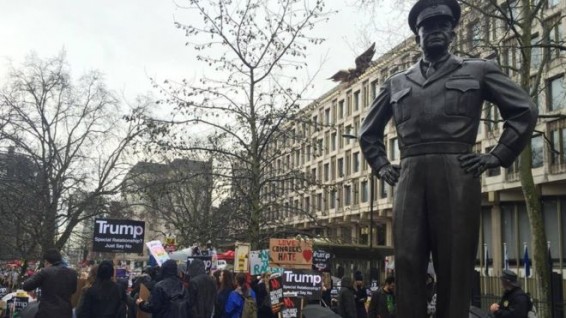 В Лондоне проходит акция против миграционного указа Трампа