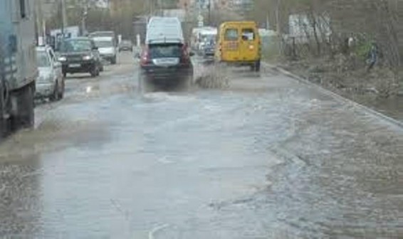 Արարատի մարզի Ոսկեվազ գյուղում տեղացած անձրևի հետևանքով անձրևաջրերը լցվում են տուն