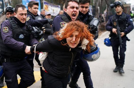 Ոստիկանությունը հարձակվել է Անկարայի համալսարանի մոտ բողոքի ակցիա անցկացնող ակադեմիկոսների և ուսանողների վրա