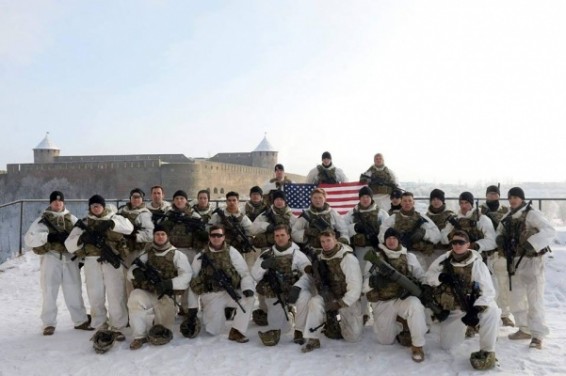 Солдаты США в Эстонии сфотографировались на фоне российского Ивангорода