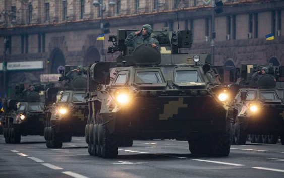 В центр Киева стягивают военную технику из-за протестов сторонников блокады Донбасса