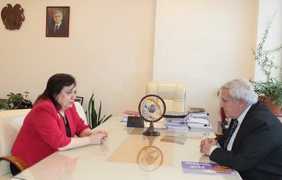 Սփյուռքի նախարարն ընդունեց լիբանանահայ գործարար Վաչե Ակոբյանին