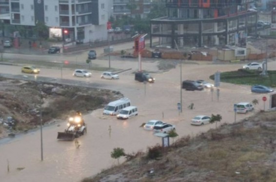 Թուրքիայի Միջերկրածովյան շրջանի երեք նահանգում հորդառատ անձրևների պատճառով դպրոցները փակվել են