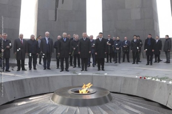 ՌԴ ԴԺ Պետական դումայի նախագահ Վյաչեսլավ Վոլոդինի գլխավորած պատվիրակությունը հարգանքի տուրք է մատուցել Ծիծեռնակաբերդի հուշահամալիրում