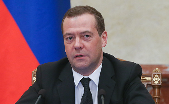 Медведев пообещал не принуждать россиян к покупке гособлигаций