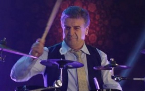 Նվագում է վարչապետը. ՀՀԿ-ի նախընտրական երգը