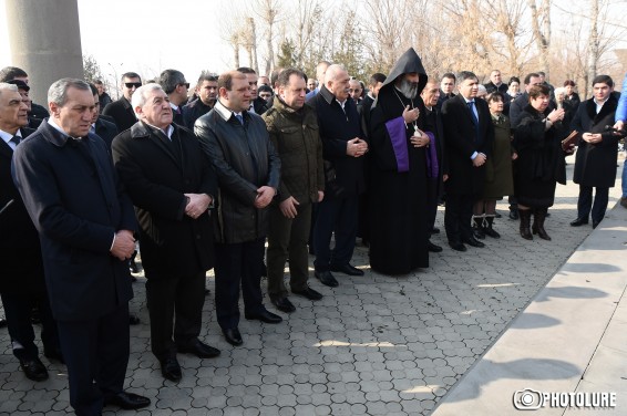 Photo. Վազգեն Սարգսյանի տարեդարձի առթիվ հիշատակման արարողությունը Եռաբլուրում