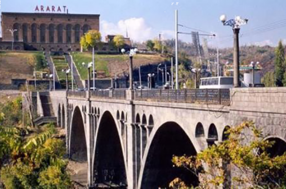 «Հաղթանակ» կամրջի վրա ՃՈ աշխատակիցները կանխել են 24-ամյա աղջկա ինքնասպանության փորձը. Shamshyan.com