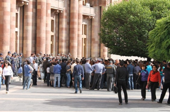 «Գլենդել Հիլզ» ընկերության դեմ բողոքող մի քանի տասնյակ բնակիչներ մի քանի րոպեով փակեցին Տիգրան Մեծ պողոտան