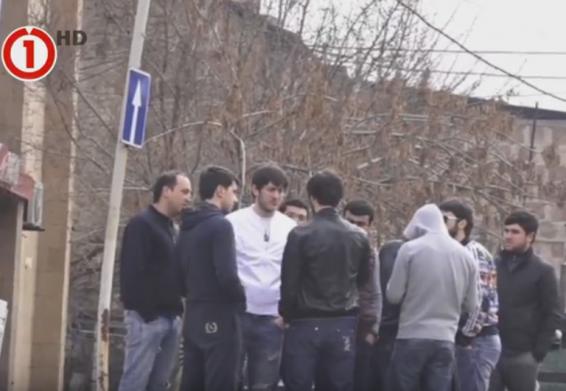 Video. Արաբկիրում մի քանի երիտասարդներ հեռախոսով ուղղորդում են մարդկանց ձայն տալ ՍԱՍ-ի Արտակին. 1in.am