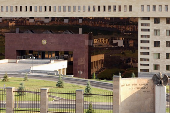 ՀՀ պաշտպանության նախարարությունը տեղեկացնում է, որ այսօր՝ ժամը 08:00-ից մինչեւ 20:00-ը, գերատեսչությունում գործում է «թեժ գիծ»