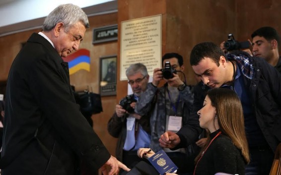 Video. Այսօր շանսերը գնահատելու ժամանակը չի. Սերժ Սարգսյանը մասնակցեց քվեարկությանը