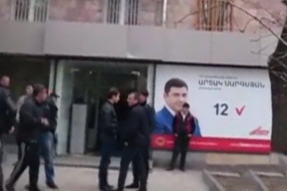 ՍԱՍ-ի Արտակի շտաբերից մեկում մարդիկ ցուցակներով են դուրս գալիս