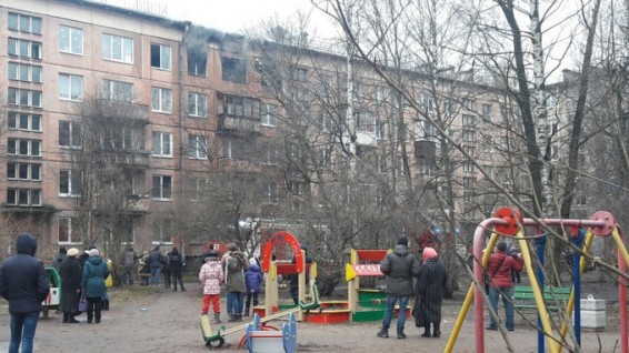 В жилом доме на востоке Петербурга прогремел взрыв
