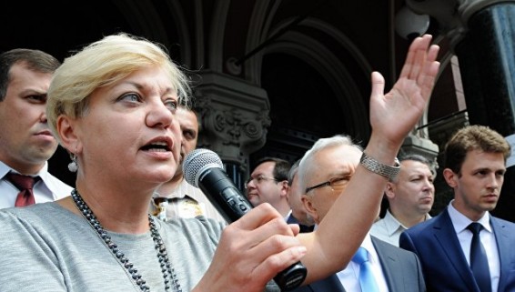 Митингующие пытались помешать главе Нацбанка Украины уехать на работу