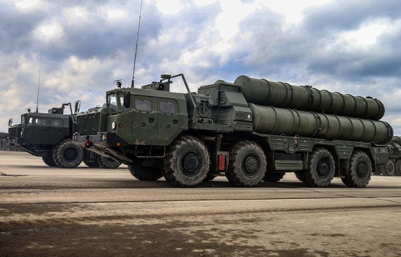 Минобороны РФ: система С-400 способна сбивать цели в ближнем космосе