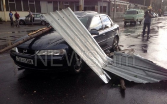 Photo. Շենգավիթում ուժեղ քամին տան տանիքը շպրտել է ընթացող մեքենաներից մեկի վրա. հրդեհ է բռնկվել