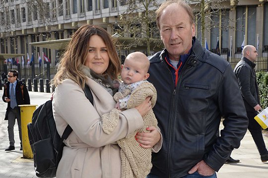 Լոնդոնում ԱՄՆ դեսպանատունը 3 ամսական երեխային հարցաքննության է կանչել ահաբեկչության կասկածանքով