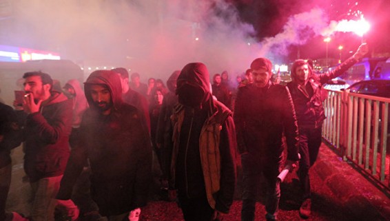 На улицы Стамбула вышли тысячи протестующих против результатов референдума