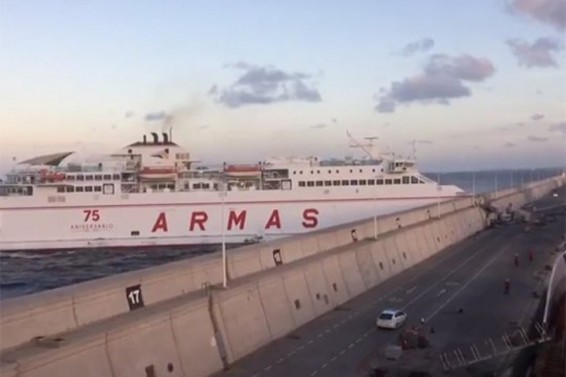 Կանարյան կղզիներում 140 ուղևորով նավը մխրճվել է ծովապատնեշի մեջ