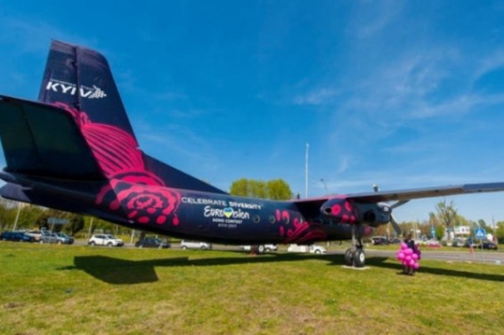 Photo. Կիևի օդանավակայանի դիմաց «Եվրատեսիլ-2017»-ին ընդառաջ ներկայացվել է արտ-օդանավ