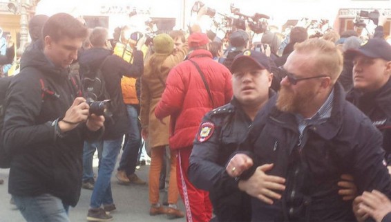 Милонов подрался с геями и оппозиционерами в центре Питера