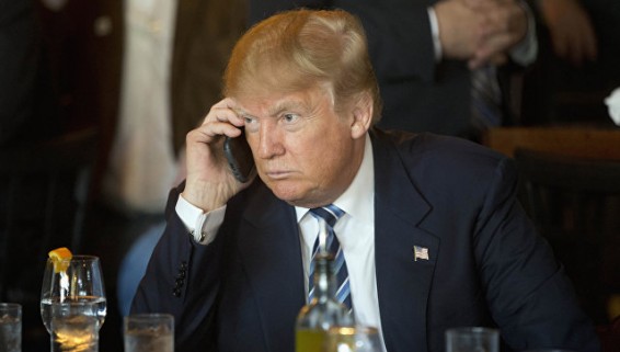 В cенате предложили отобрать у Трампа телефон из-за твитов