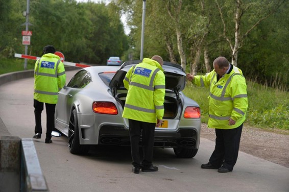 PHOTO: Полиция обыскала Mercedes Генриха Мхитаряна после теракта в Манчестере