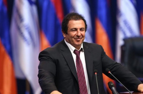 Video. «Գագիկ Ծառուկյան» բարեգործական հիմնադրամը մոտ հազար շրջանավարտի արժանացրել է դրամական պարգևի