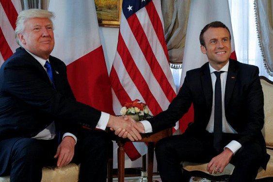 Рукопожатие Макрона смутило Трампа