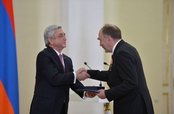Ցեղասպանության միջազգային ճանաչման գործում ներդրած ավանդի համար Բունդեսթագի պատգամավորը պարգևատրվել է Մխիթար Գոշի մեդալով