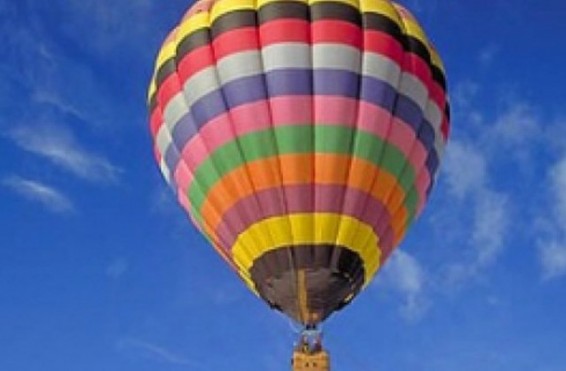 Կանադայում սիրահարների փոխադրող օդապարիկը մխրճվել է ծառերի մեջ