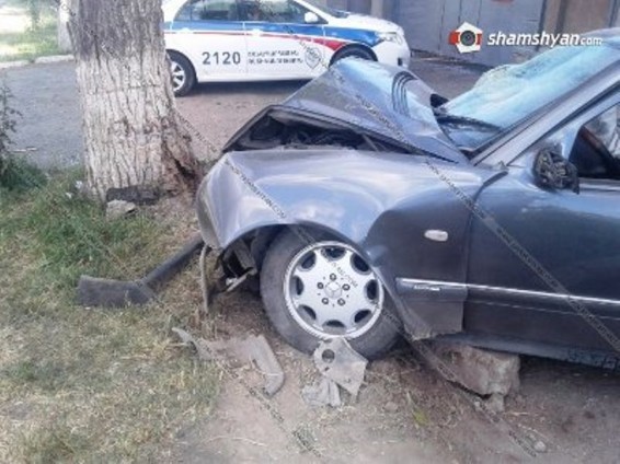 21-ամյա երիտասարդը ՊՆ զորամասի դիմաց, Mercedes-ով բախվել է հաստաբուն ծառին. նա հիվանդանոցում է