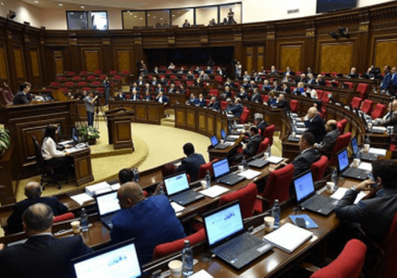 ԱԺ նիստն սկսվելուց 15 րոպե անց ընդմիջվեց՝ ուղեկցվելով պատգամավորների ծիծաղով