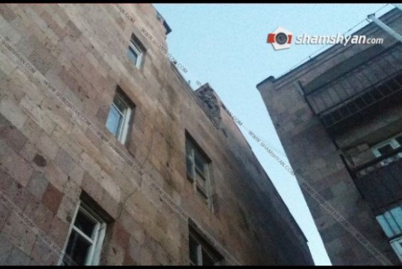 Երկրաշարժի հետևանքով Արթիկի շենքերից մեկի տանիքից քարեր են թափվել. Shamshyan.com