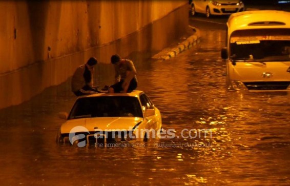 Video. Երեւանում մեքենաները գրեթե կիսով չափ ջրի մեջ են