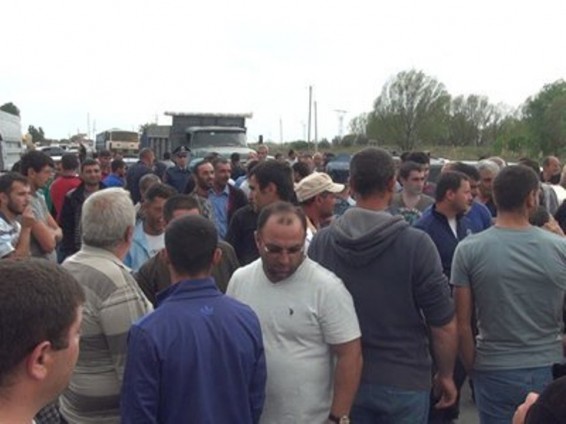 Կարկուտից տուժած գյուղացիները փակել են ճանապարհը՝ պահանջելով սառեցնել վարկերը